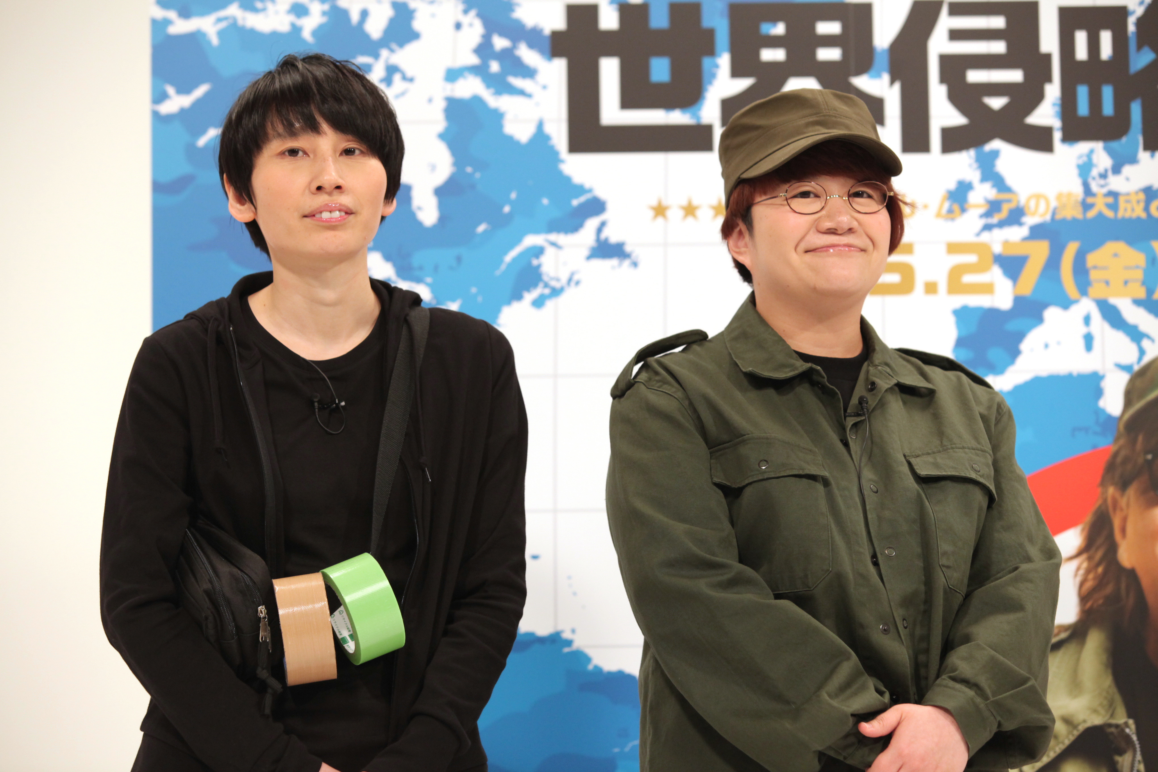 世界征服者の宣伝イベントでの写真。二人が並んで立っている。