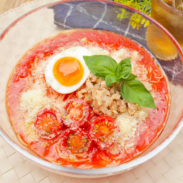 卵、バジルがのったそうめんの近接画像。