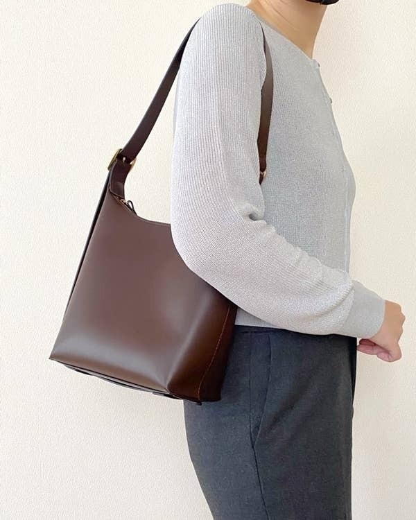 UNIQLO(ユニクロ)のおすすめファションアイテム「レザータッチスクエアショルダーバッグ」のコーディネート