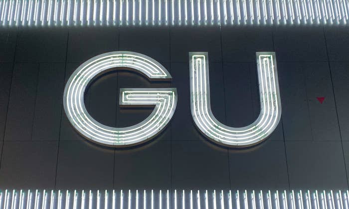 GU(ジーユー)の看板