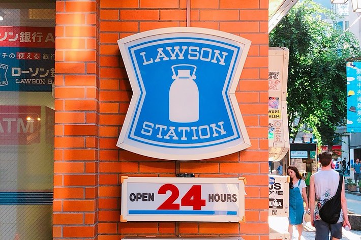 ローソンの看板。「24時間営業」と表示されています。