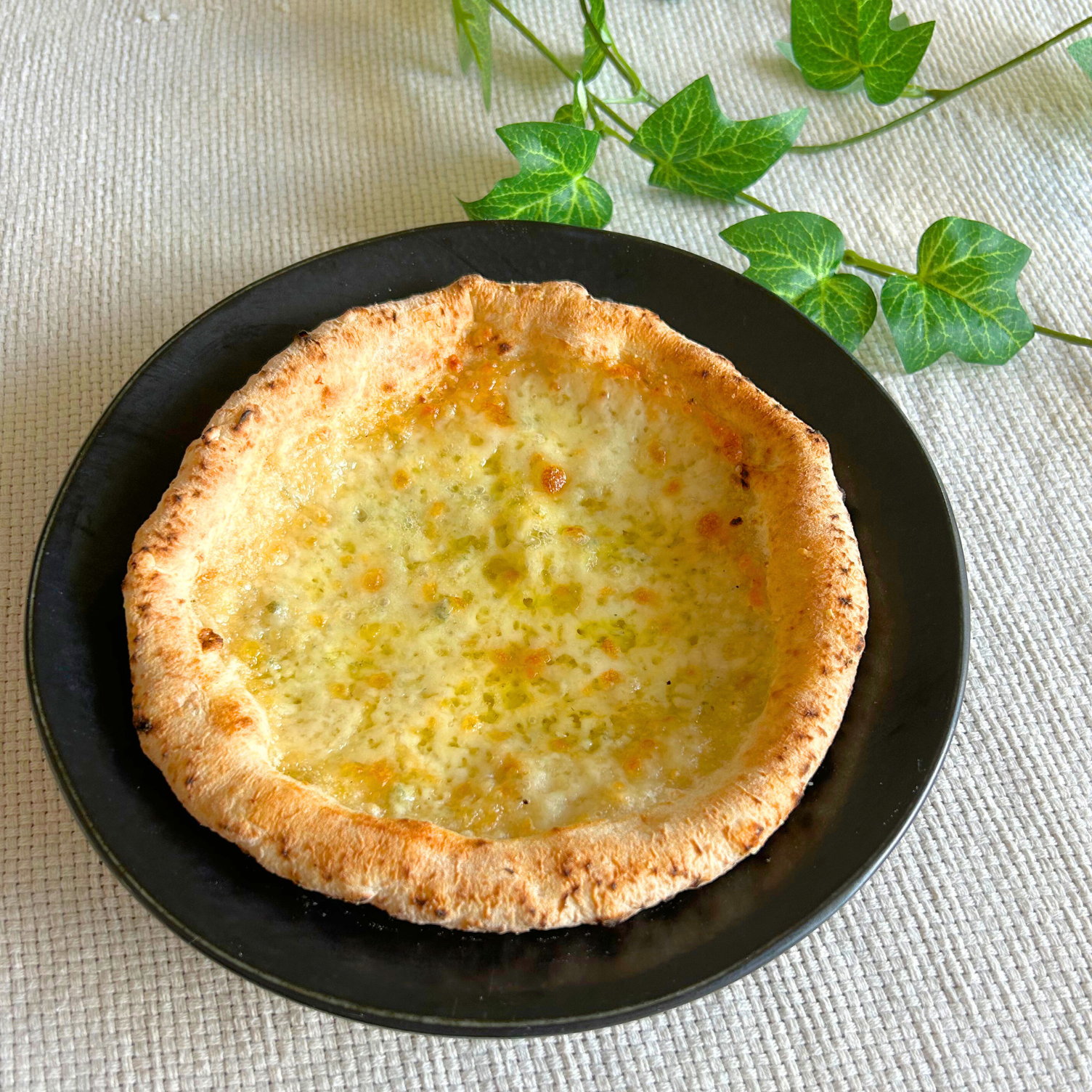 セブンのおすすめフード「7プレミアムゴールド 金のクアトロフォルマッジ」