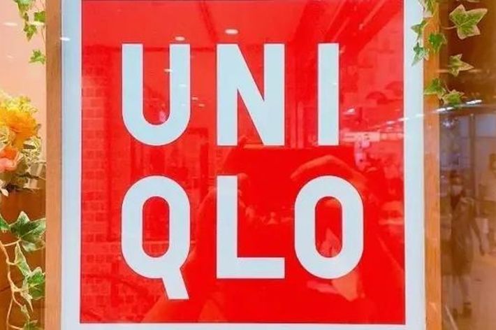 ユニクロのロゴが書かれた赤い看板。