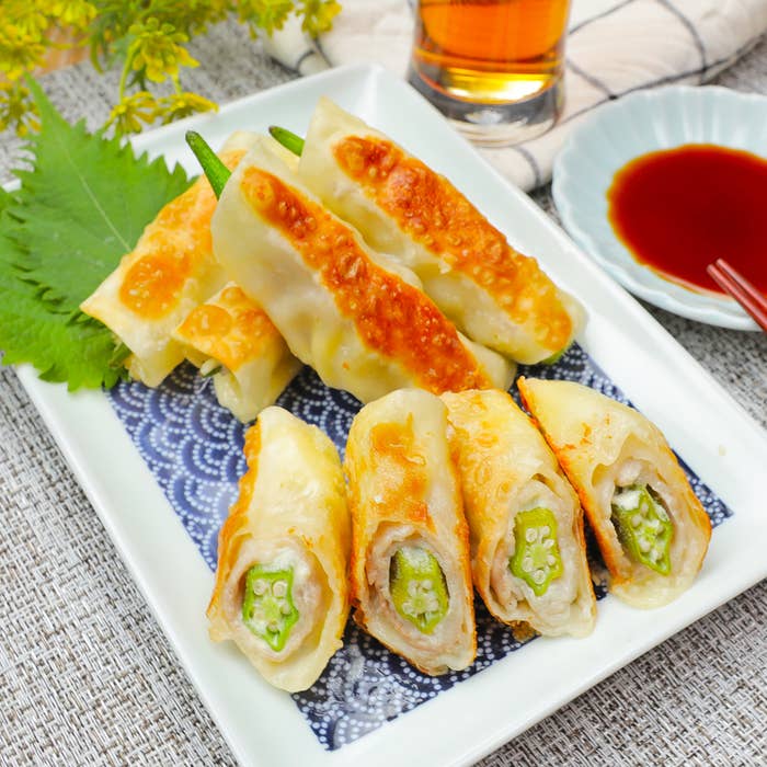 皿に盛られた料理が並んでいます。