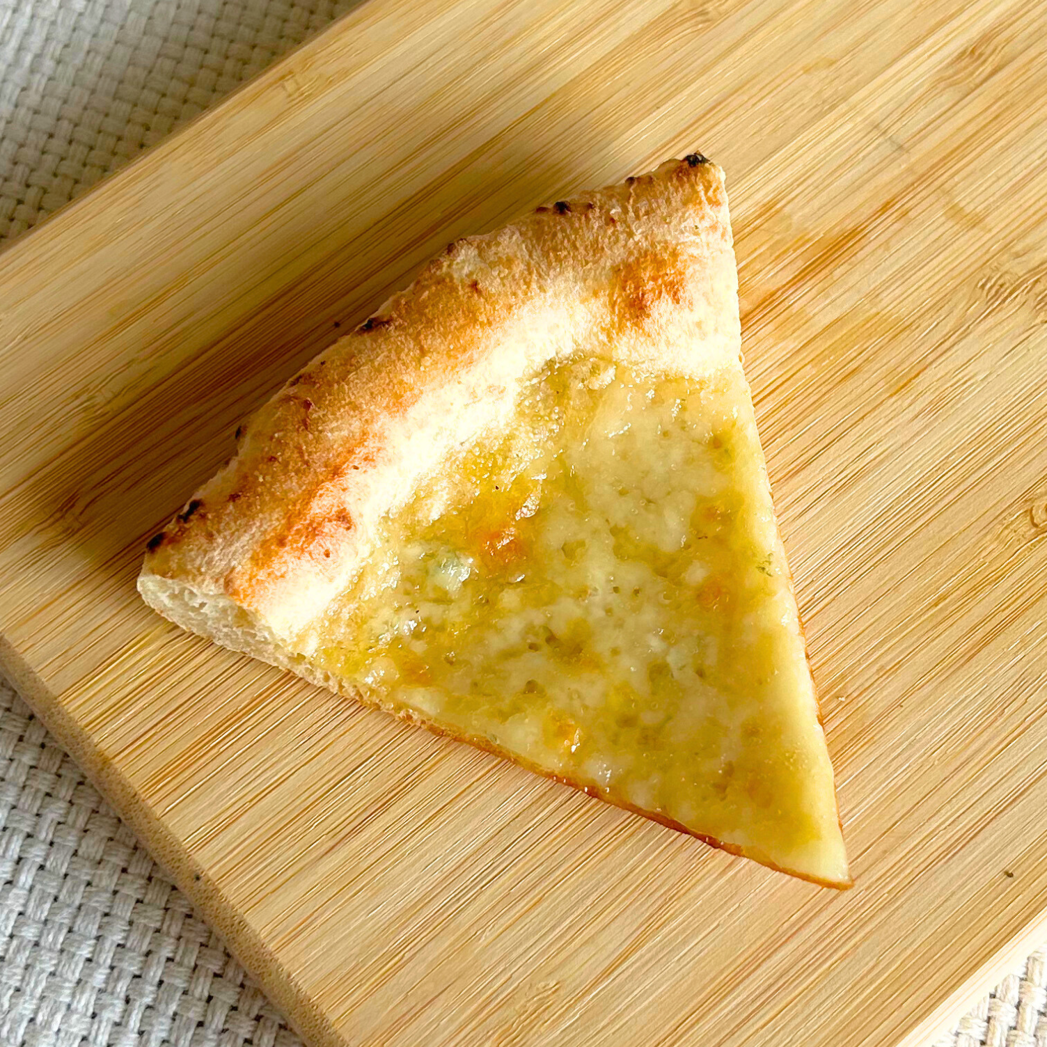 セブンのおすすめフード「7プレミアムゴールド 金のクアトロフォルマッジ」