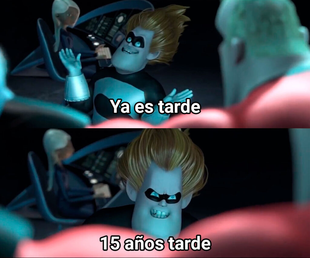 Syndrome confronta a Mr. Increíble en una base secreta. Texto: "Ya es tarde" y "15 años tarde". (Escena de Los Increíbles)