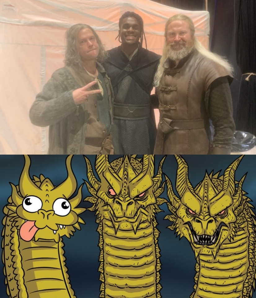 Tres personas posan para una foto, posiblemente actores en un set, vestidos con trajes medievales. Abajo hay una ilustración de tres dragones, uno con expresión cómica