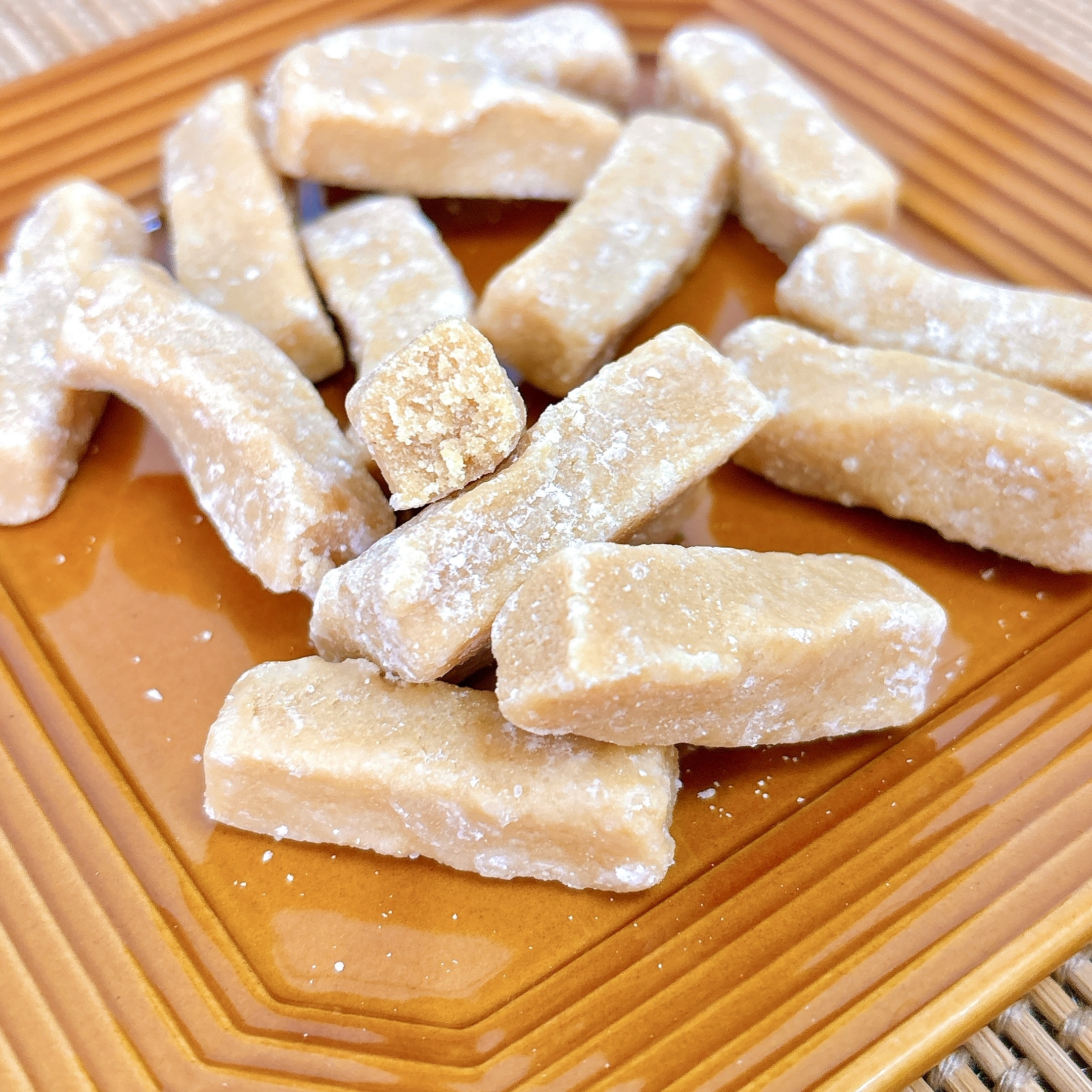 KALDI（カルディ）のおすすめのお菓子「北海道から 塩きなこねじり」