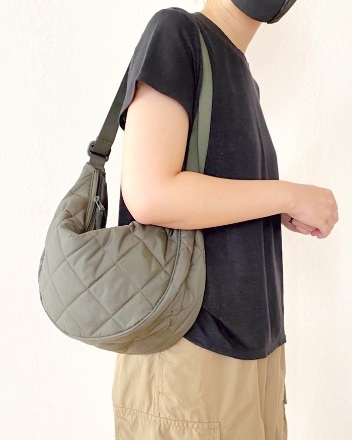 UNIQLO(ユニクロ)のおすすめファションアイテム「ラウンドショルダーバッグ/キルト」のコーディネート