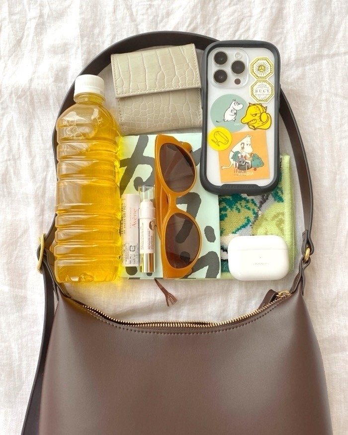 UNIQLO(ユニクロ)のおすすめファションアイテム「レザータッチスクエアショルダーバッグ」