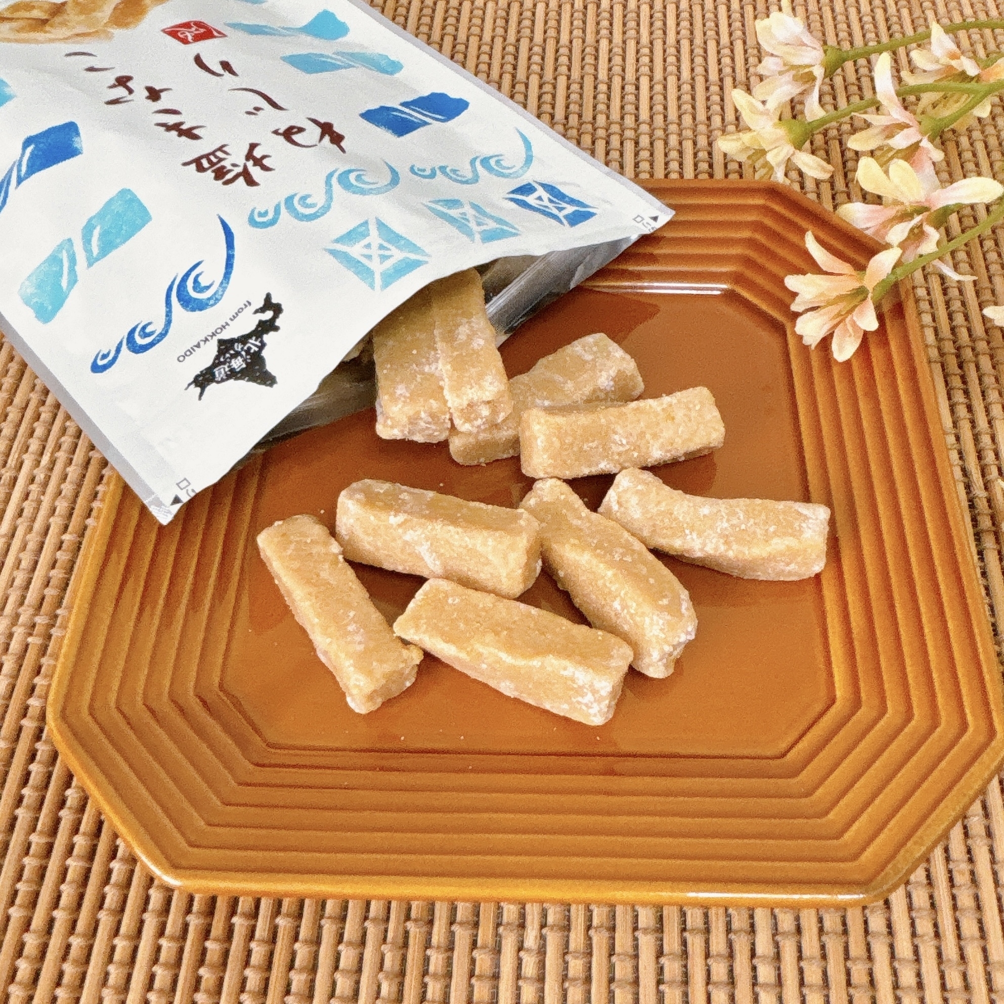 KALDI（カルディ）のおすすめのお菓子「北海道から 塩きなこねじり」