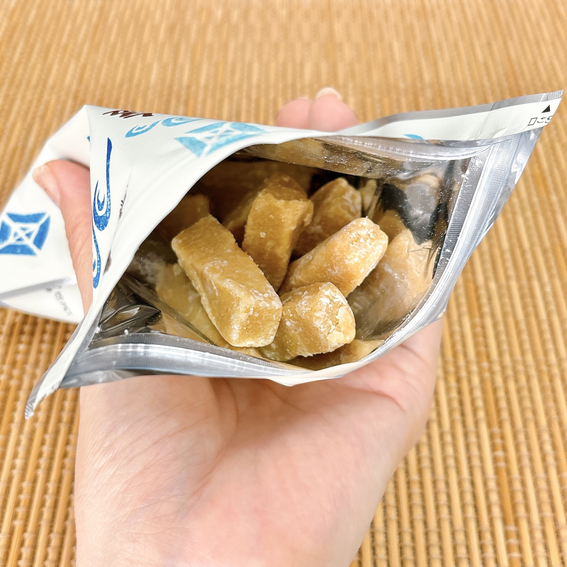 KALDI（カルディ）のおすすめのお菓子「北海道から 塩きなこねじり」