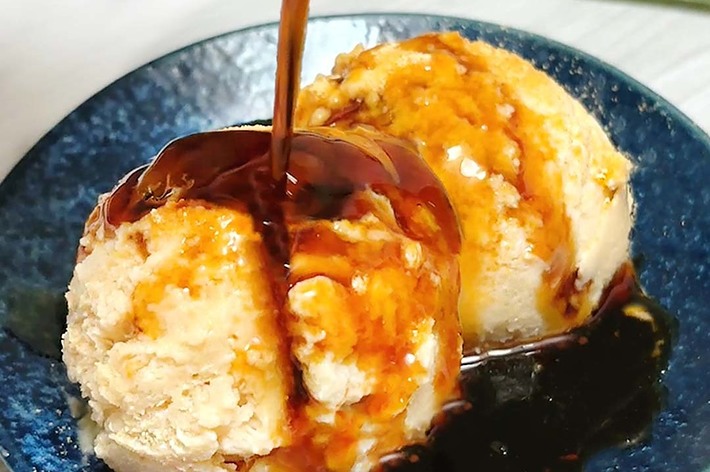 アイスクリームにシロップがかけられている様子。