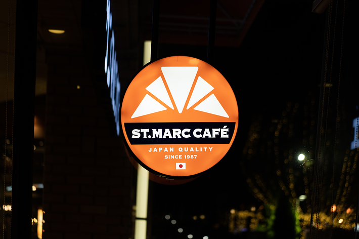 ST. MARC CAFÉの看板。1987年創業、日本の品質を誇るカフェ。