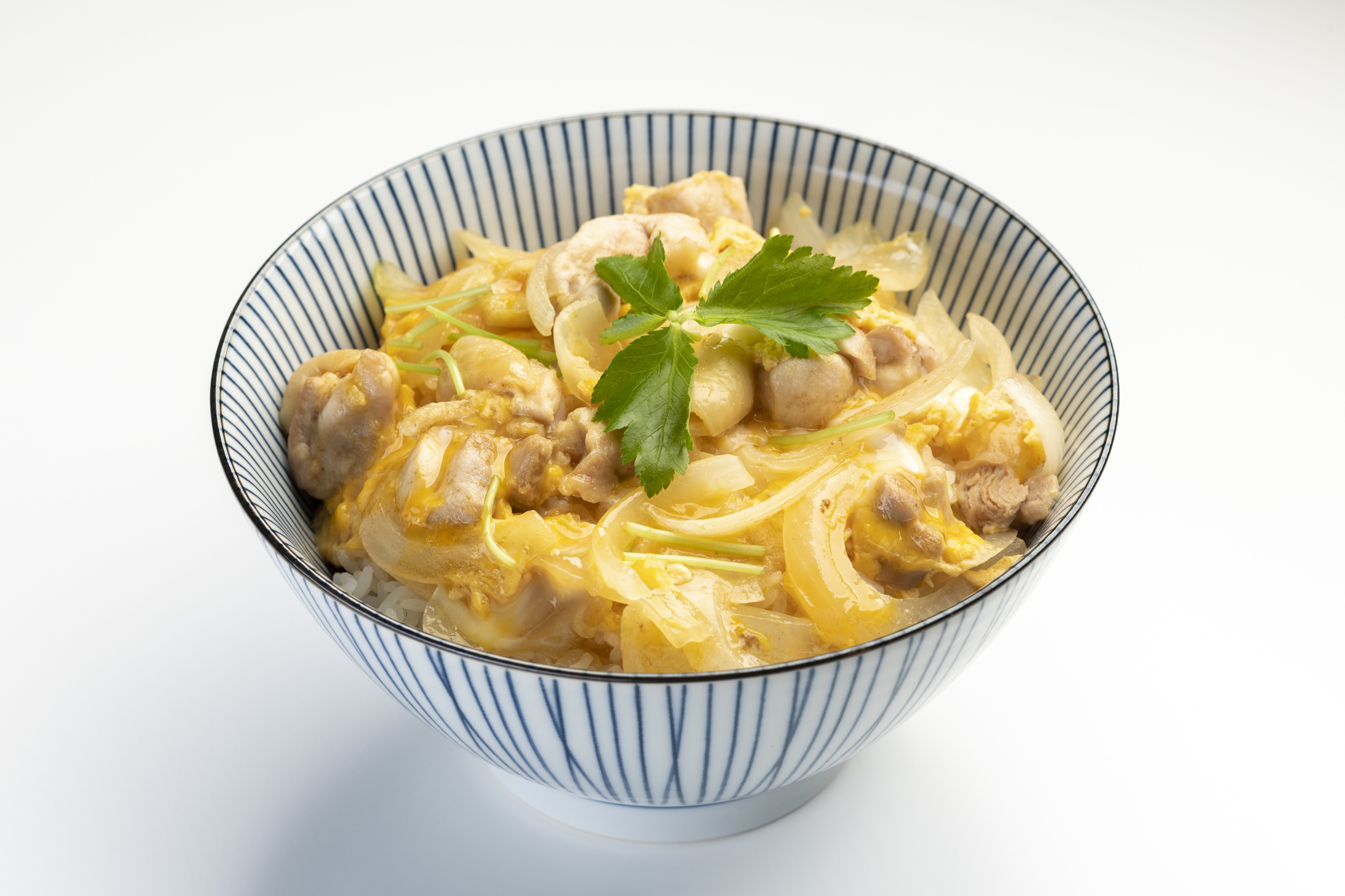 親子丼のイメージ画像（Kuppa_rock / Getty Images/iStockphoto）