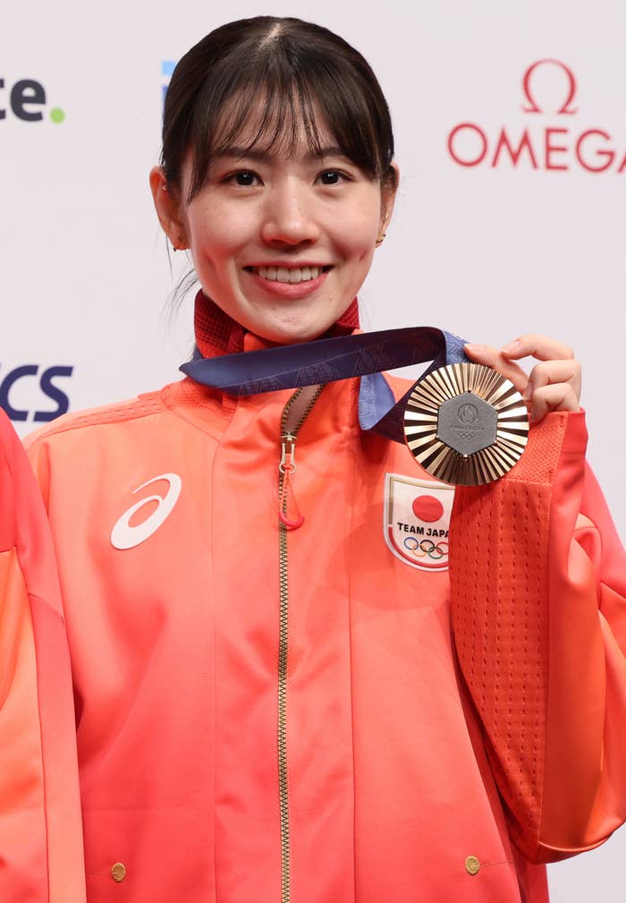 土井レナ、村田愛子、メダルを持つスポーツ選手、記者会見にて。
