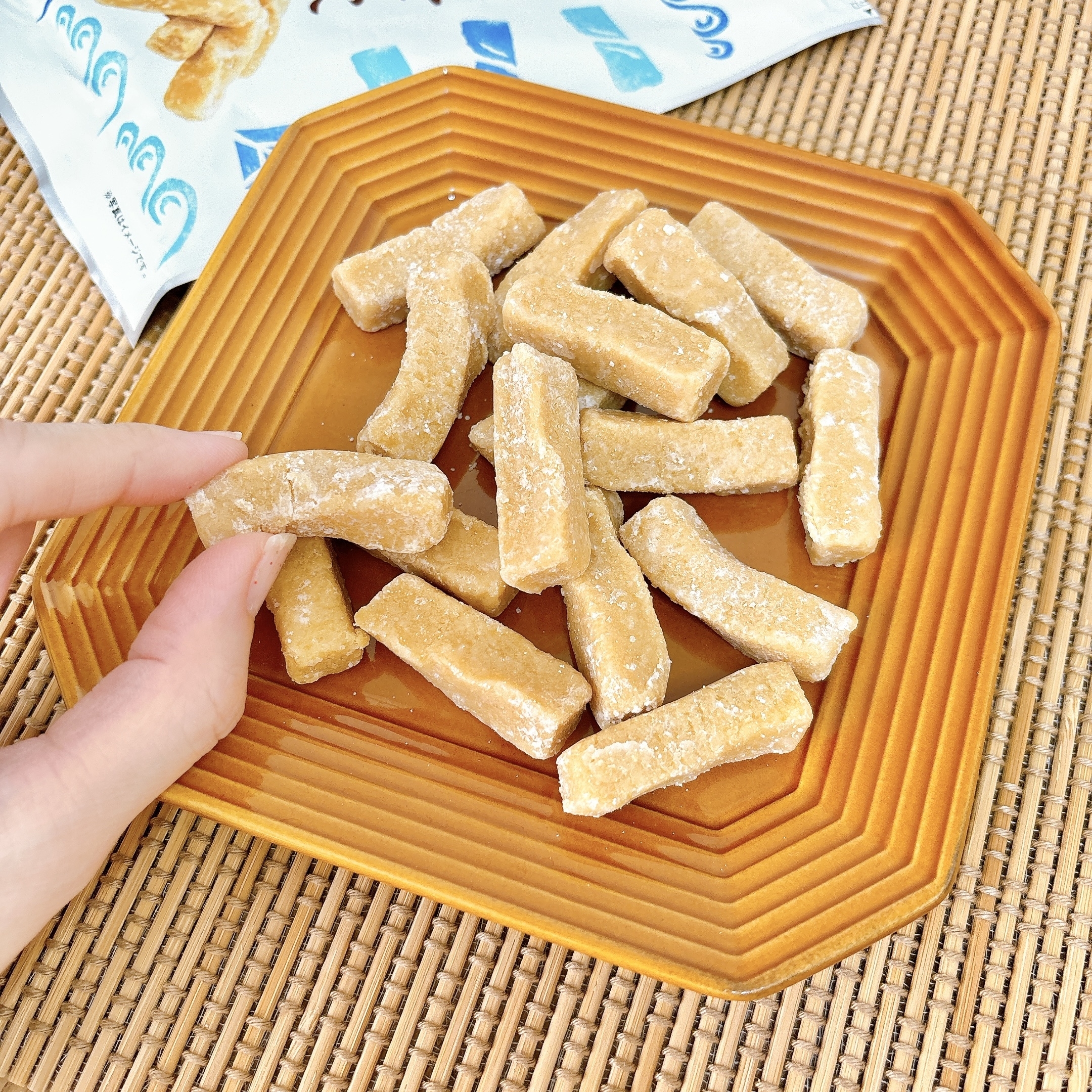 KALDI（カルディ）のおすすめのお菓子「北海道から 塩きなこねじり」