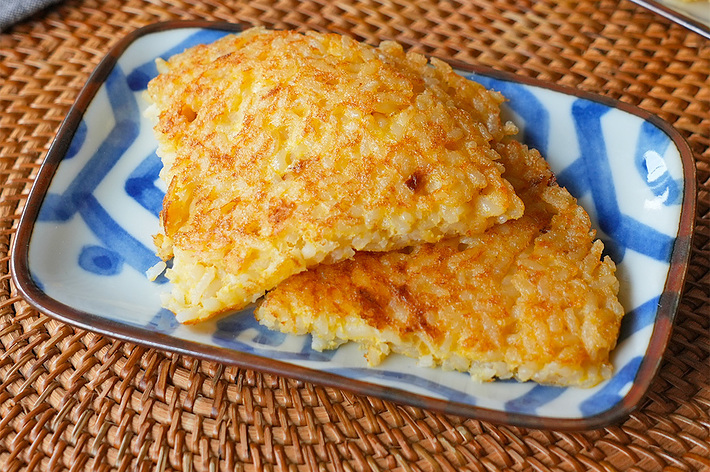 お皿に盛られたカリカリに焼かれたおこげのご飯が写っています。