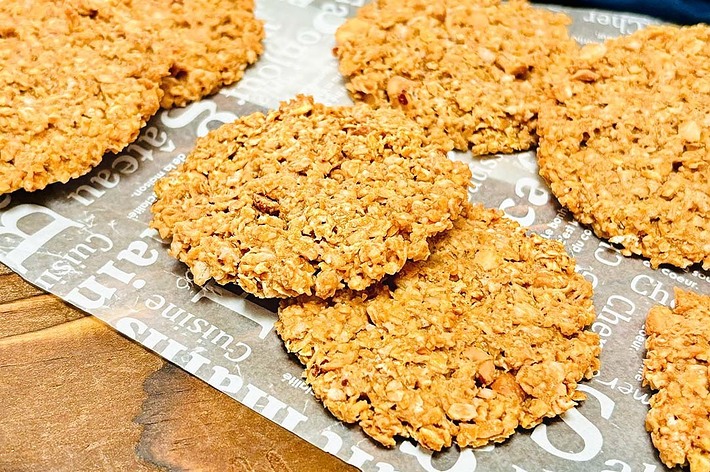 クッキーが数枚、新聞紙の上に並べられている。