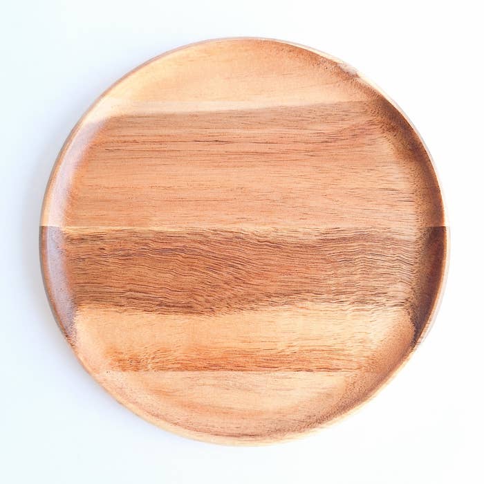 無印良品のおすすめキッチングッズ「アカシア お皿にもなるカッティングボード 丸型」