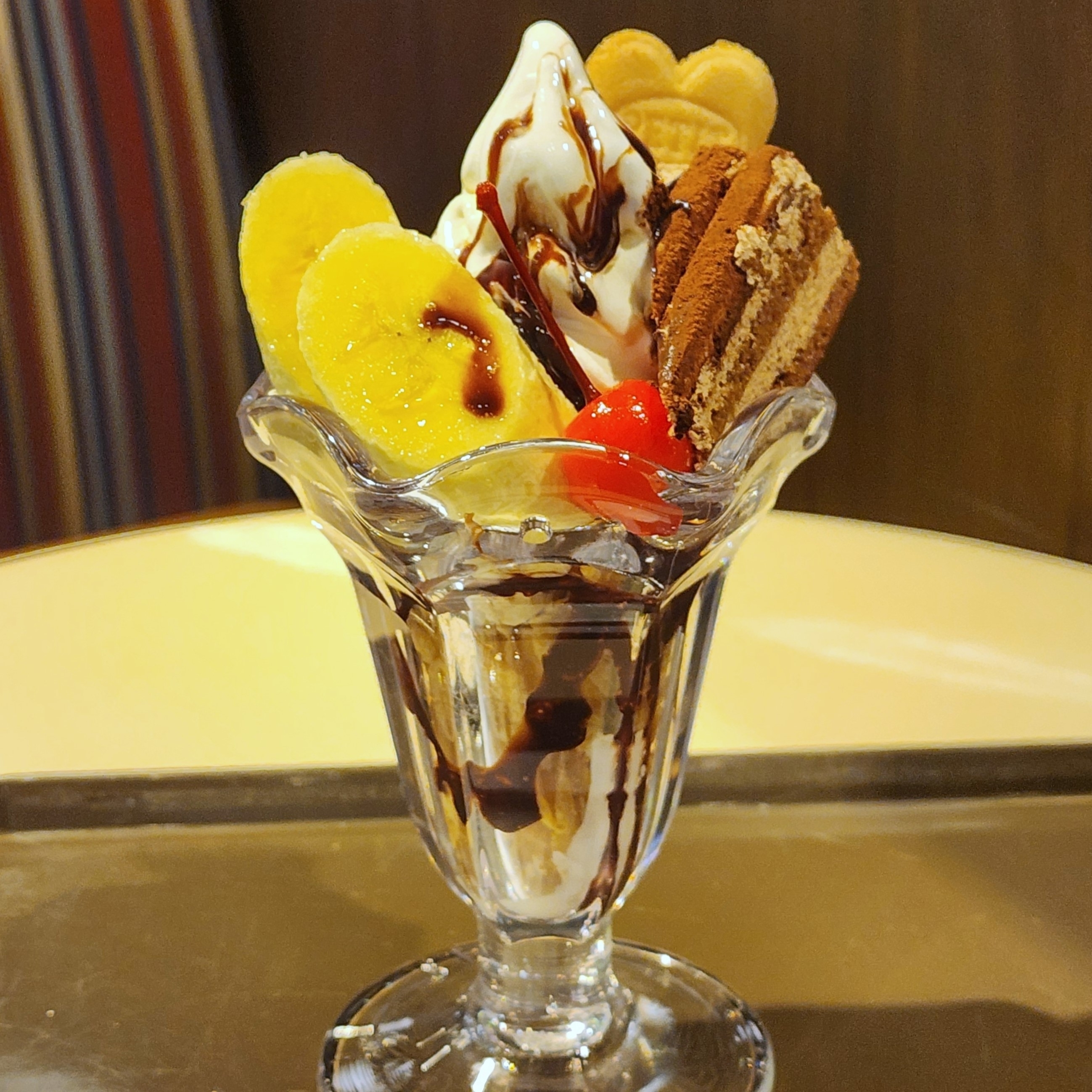 サンマルクカフェのオススメスイーツ「チョコケーキとバナナのチョコレートパフェ」