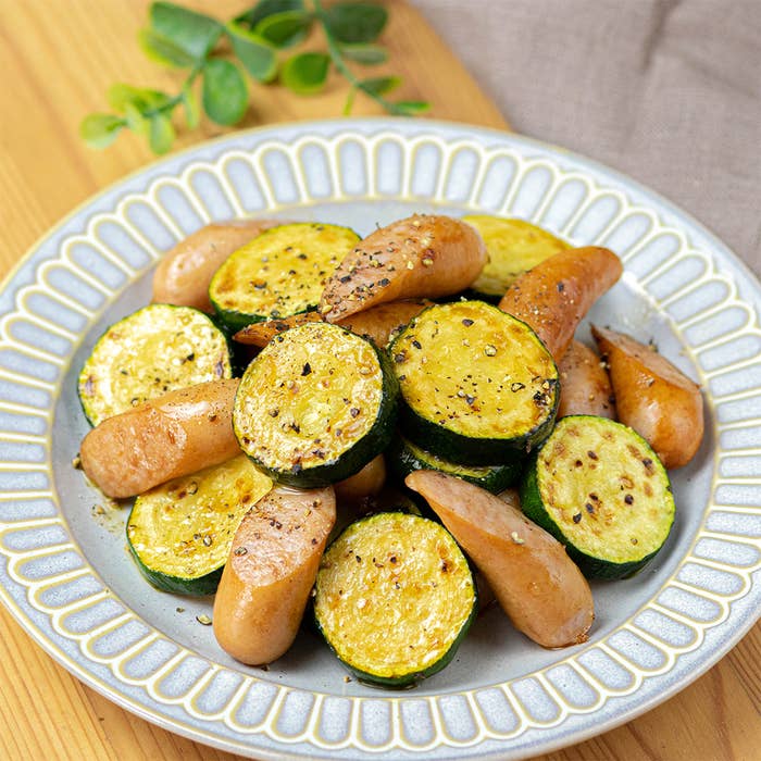 皿に盛られたズッキーニとソーセージの炒め物。