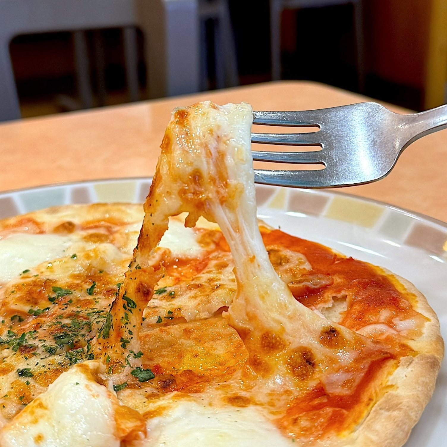 サイゼリヤのおすすめフード「バッファローモッツァレラのマルゲリータピザ」