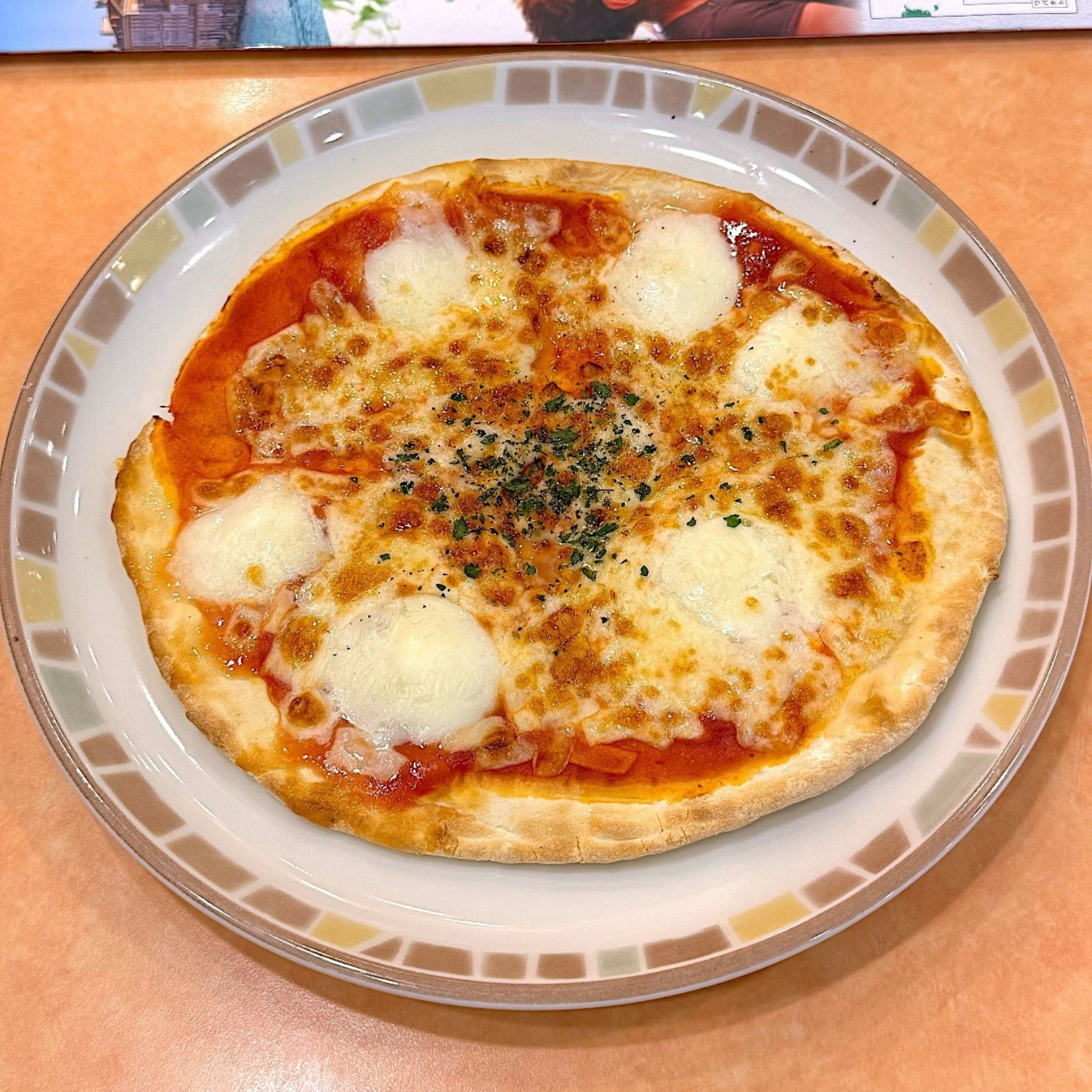 サイゼリヤのおすすめフード「バッファローモッツァレラのマルゲリータピザ」