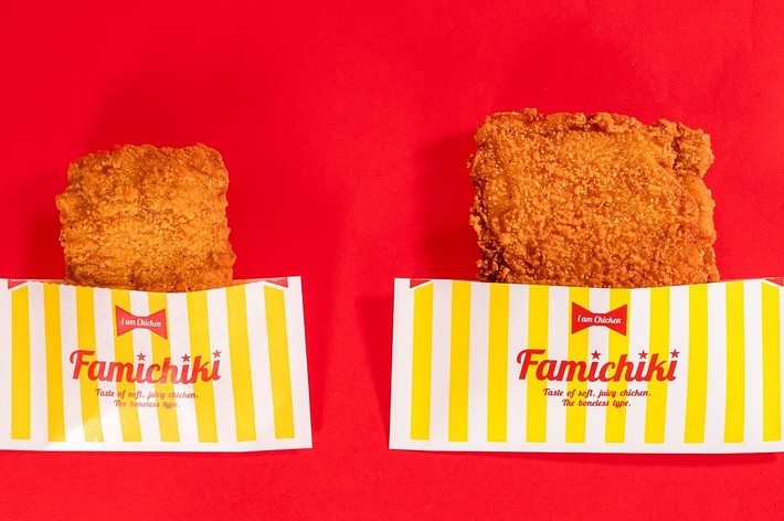 様々なサイズのフライドチキン2つ。黄色と白のストライプ模様の袋に「ファミチキ」と書かれている。