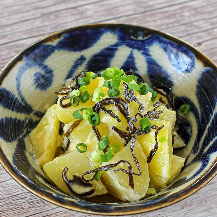 器に盛られた調理済みのじゃがいも、刻みネギと昆布が上にのっています。