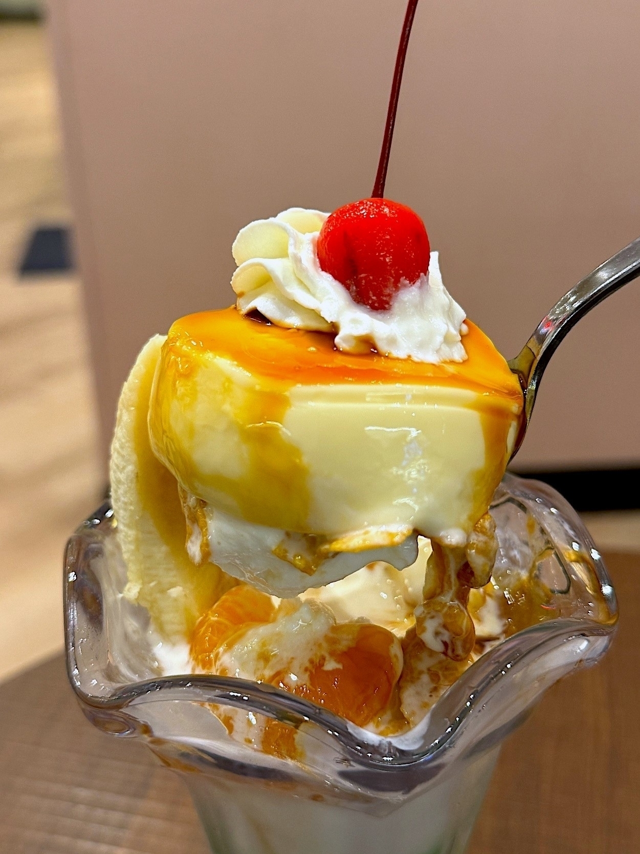 サンマルクのおすすめスイーツ「プリンアラモードとクリームソーダ風ゼリーのレトロパフェ」