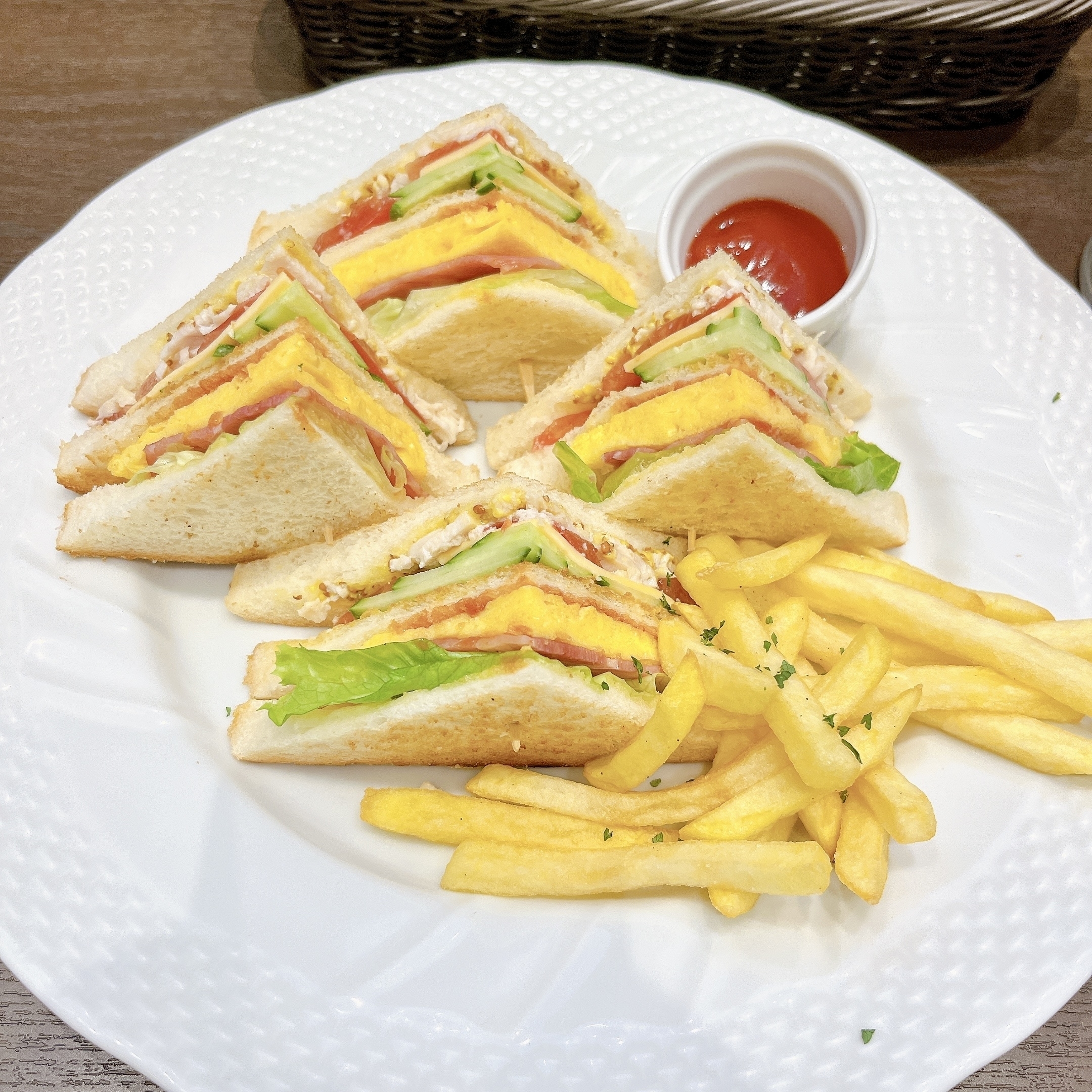 星乃珈琲店のおすすめメニュー「クラブハウスサンド&ポテト〜スモークチキンとベーコン〜」