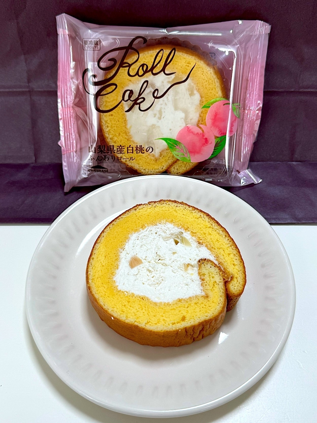 Chateraise(シャトレーゼ)のおすすめスイーツ「山梨県産白桃のふんわりロール」