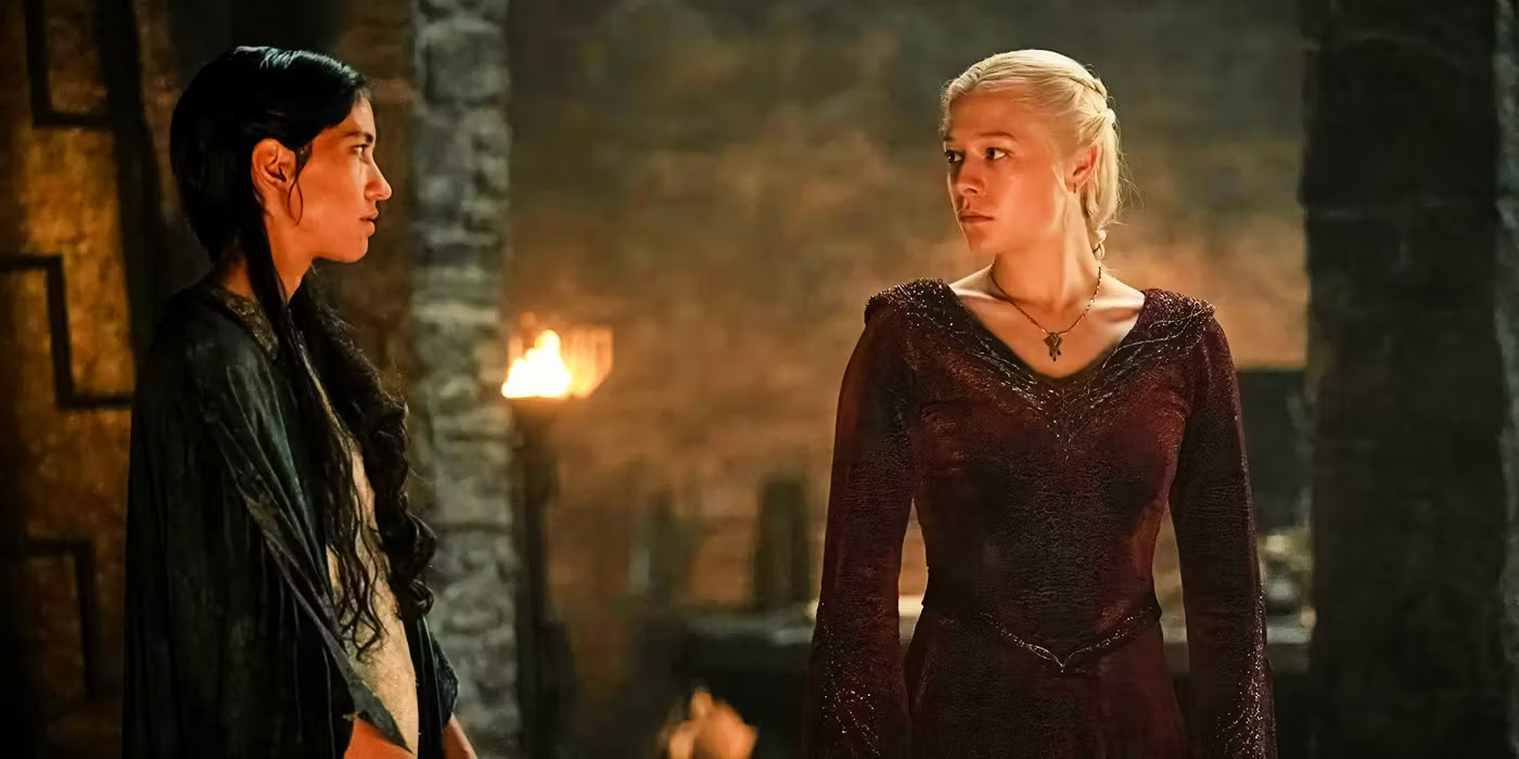 Milly Alcock y Emily Carey en una escena de "House of the Dragon," ambas con vestimenta medieval dentro de un entorno oscuro y misterioso