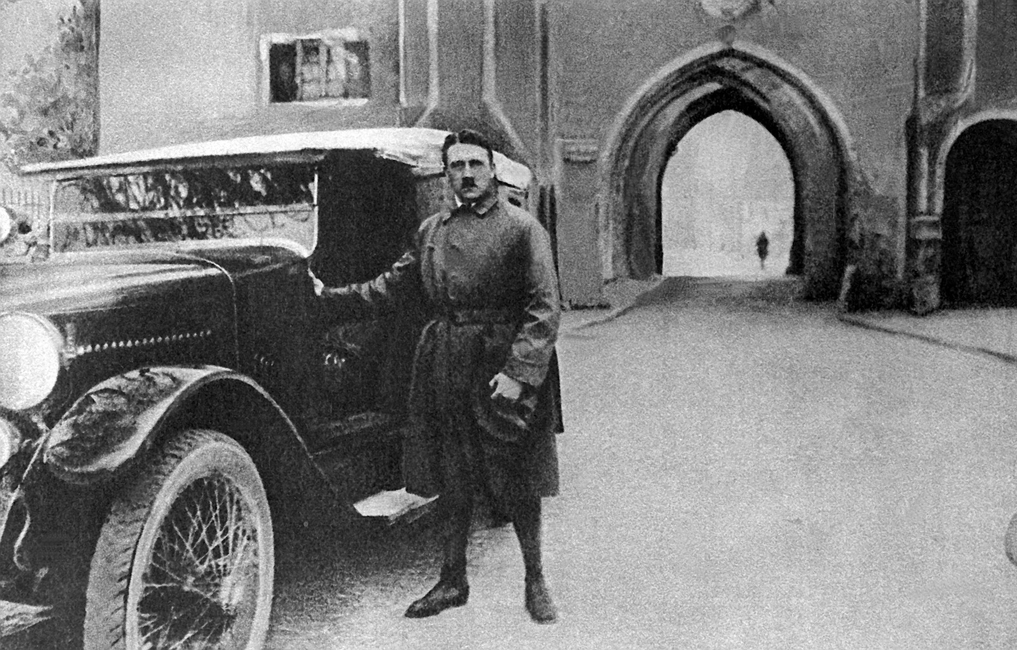 The National Socialist Adolf Hitler picked up by car at the Landsberg fortress in 1924.