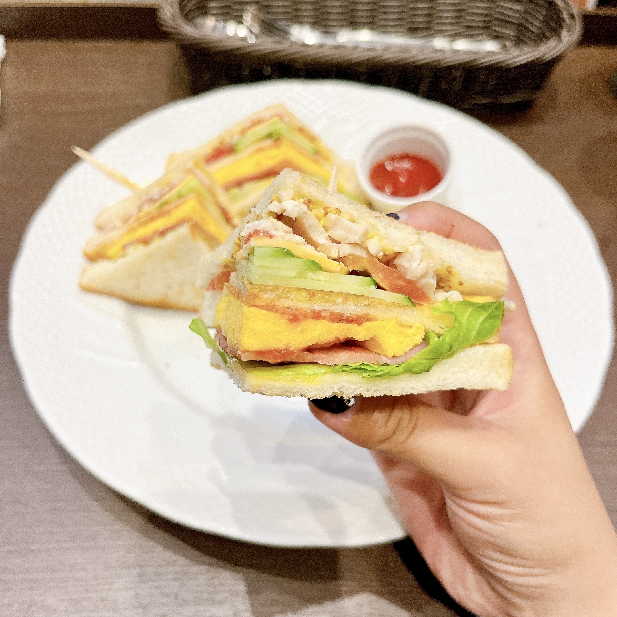 星乃珈琲店のおすすめメニュー「クラブハウスサンド&ポテト〜スモークチキンとベーコン〜」