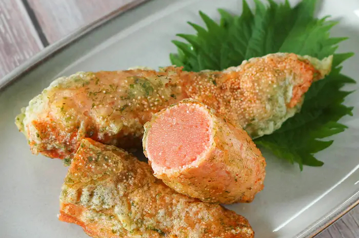 皿に盛り付けられた揚げたタラコ料理。