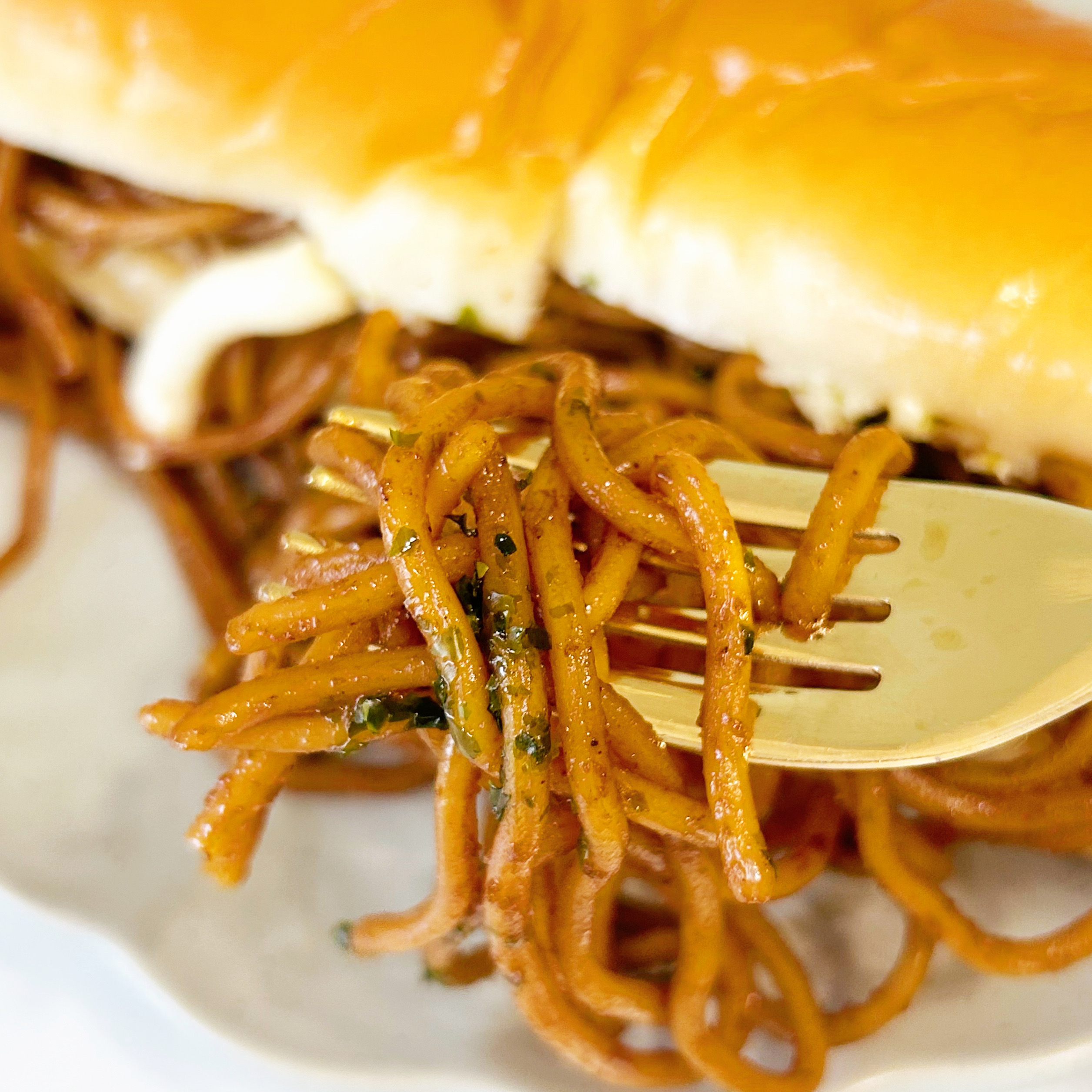 FamilyMart(ファミリーマート)のやみつきパン「U.F.O.ぶっ濃い濃厚爆盛焼そばパン」