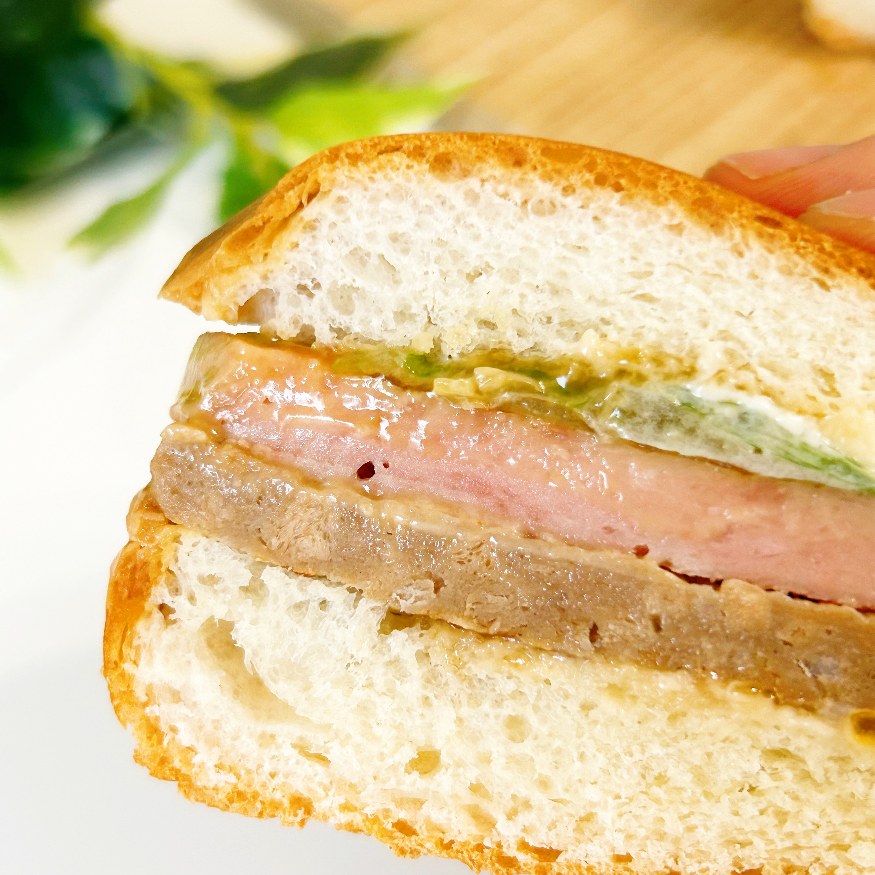 FamilyMart(ファミリーマート)のやみつきパン「【ハワイのおいしさ大集合】SPAM®バーガー」