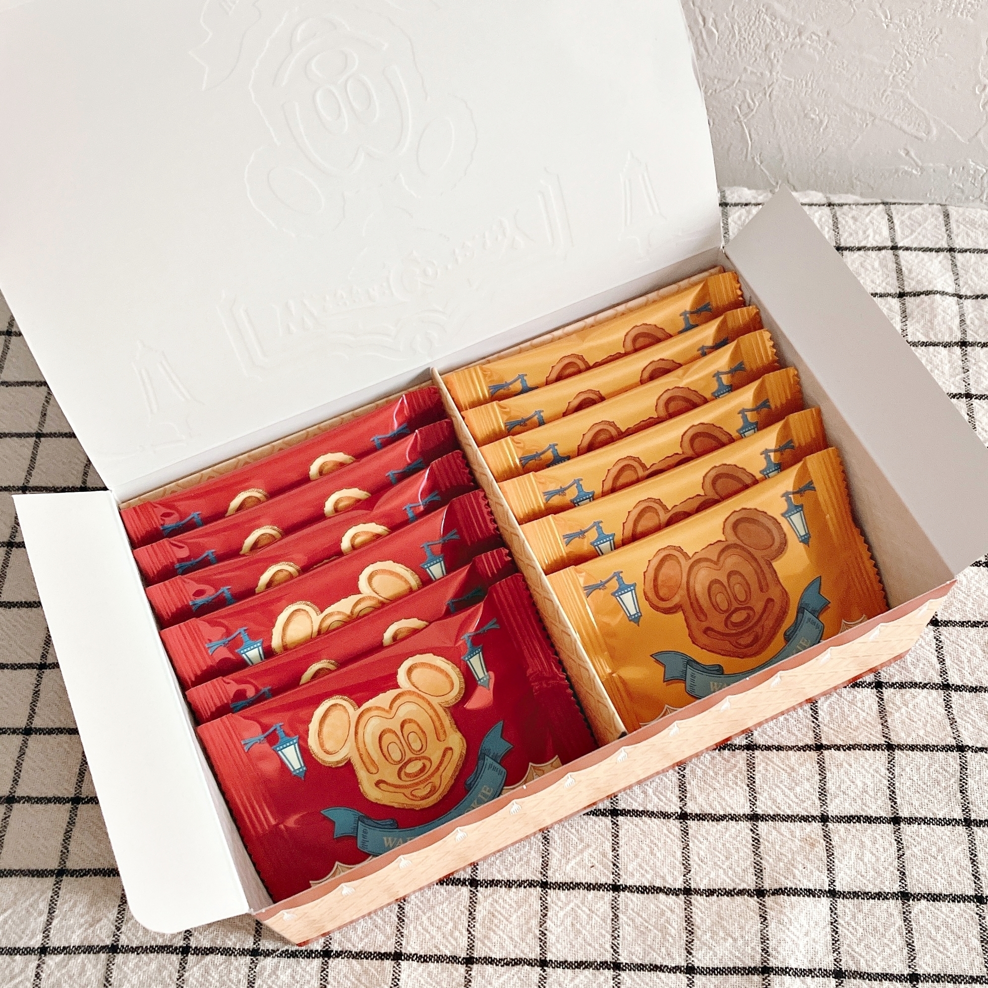ディズニーランドのおすすめスイーツ「ワッフルクッキー 紙箱 ミッキー」