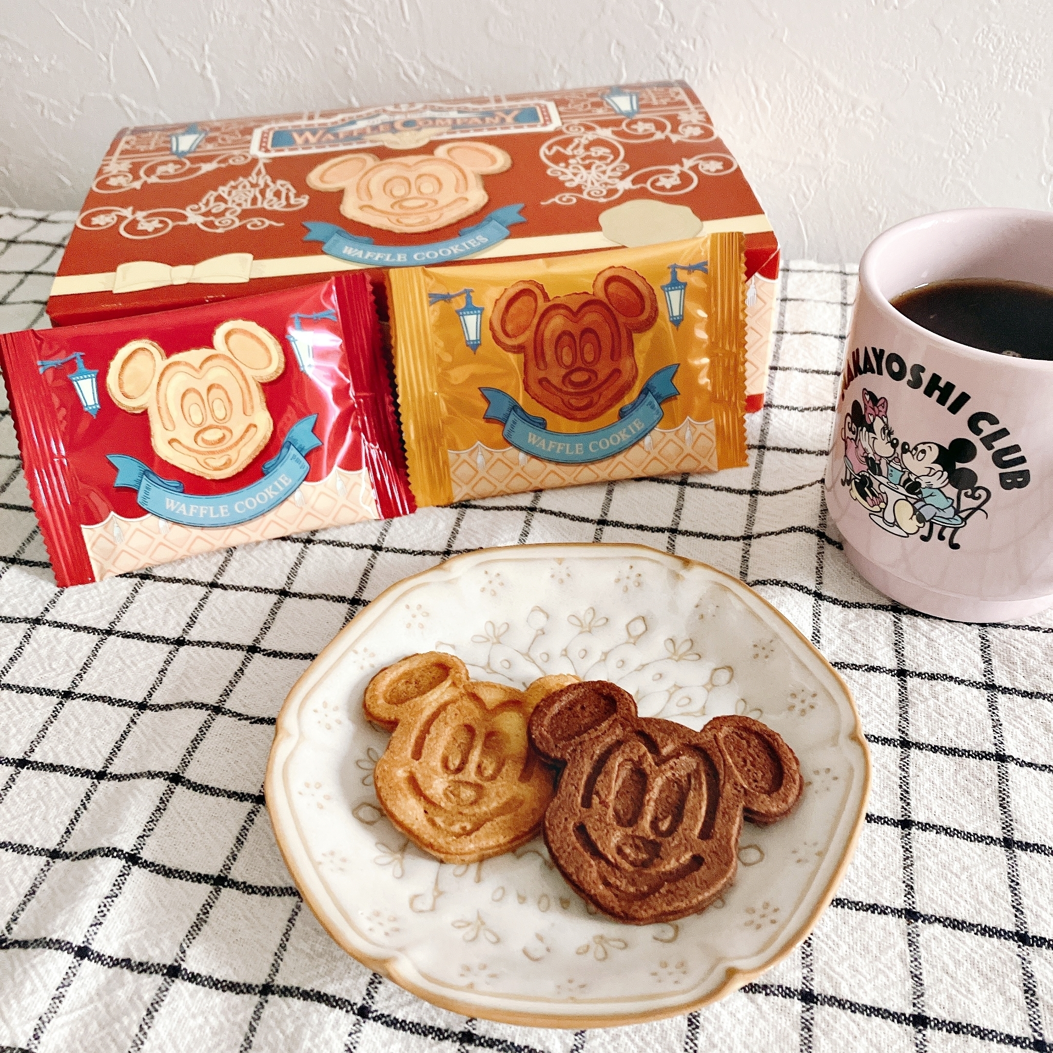 ディズニーランドのおすすめスイーツ「ワッフルクッキー 紙箱 ミッキー」