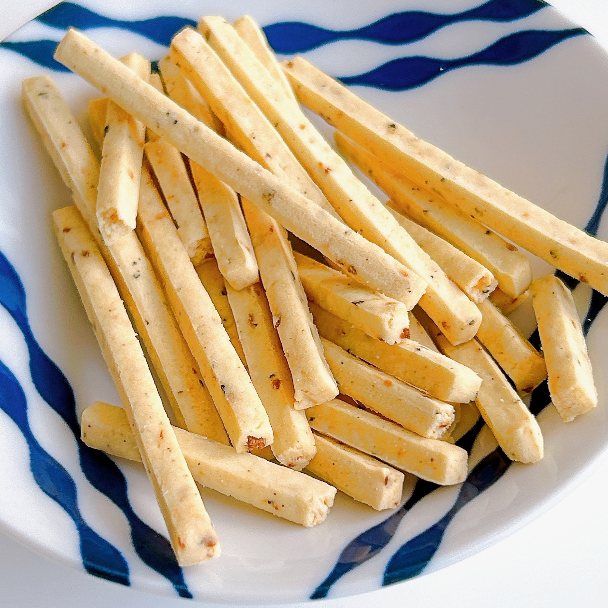 無印良品のおすすめスナック菓子「ノンフライお米のスナック ポリポリスティック ブラックペッパー味」