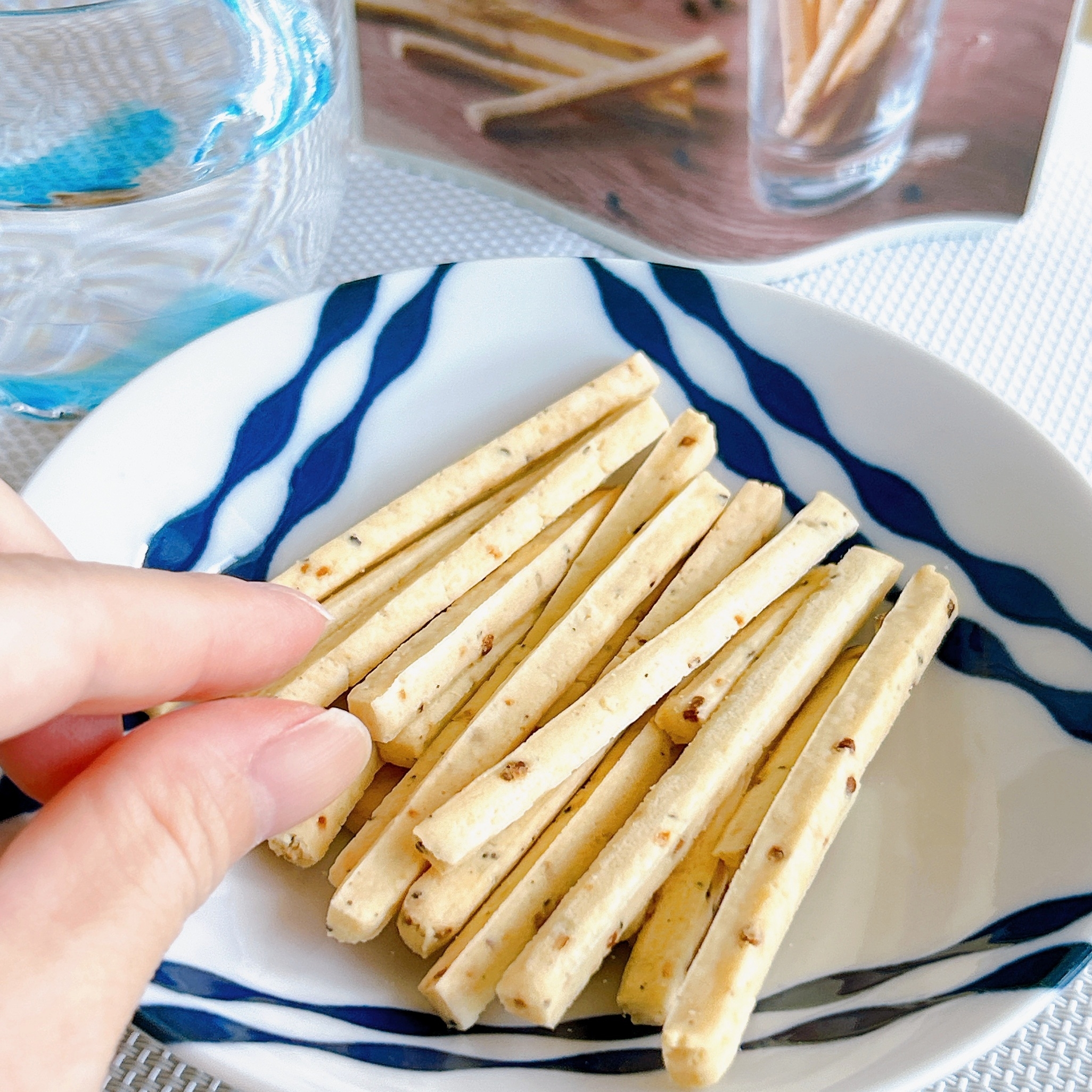 無印良品のおすすめスナック菓子「ノンフライお米のスナック ポリポリスティック ブラックペッパー味」