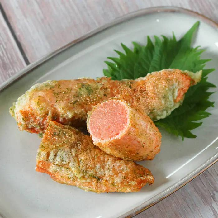 お皿に盛られた揚げ物料理。葉が添えられている。