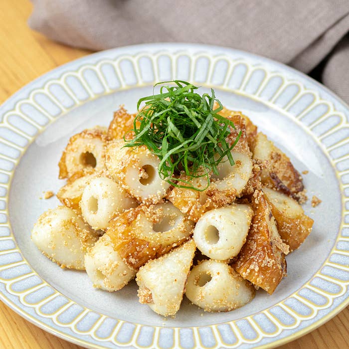 白いお皿に盛り付けられた明太マヨちくわ。刻みネギが上にのせられています。