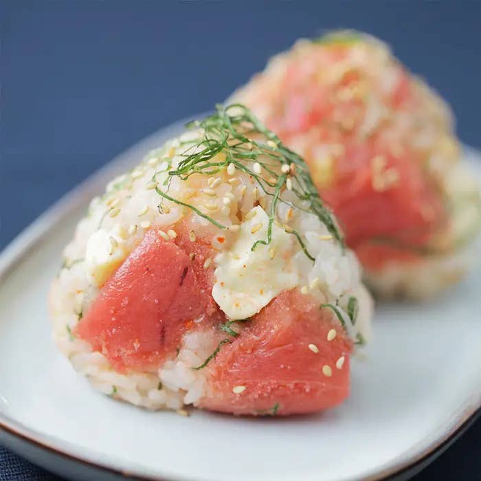 おにぎりが2つ、プレートの上に載っている。おにぎりには、明太子とゴマが使われている。