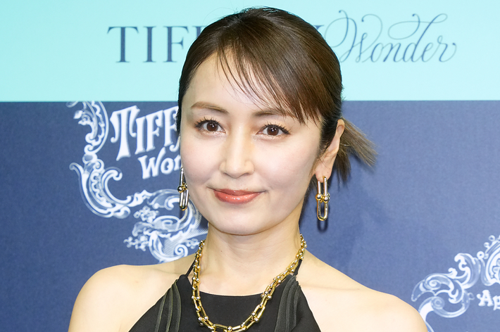 安藤サクラがティファニーのイベントでドレープが特徴的な黒いドレスを着てポーズをとっている。