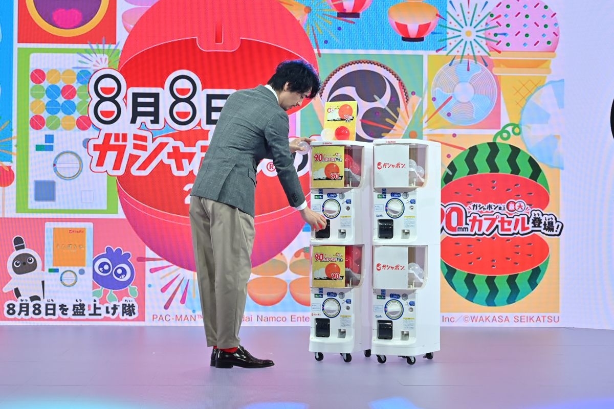 ガシャポンを回す斎藤さん