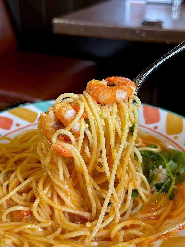 星乃珈琲店のおすすめメニュー「海老とモッツァレラチーズのトマトクリームパスタ」