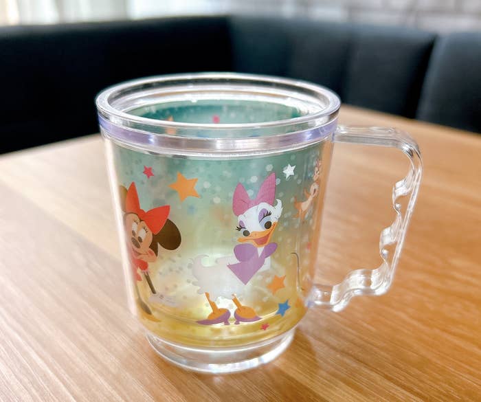 セリアのおすすめ雑貨「プリントフィルム入りマグカップ スタッキングタイプ／ミッキー＆フレンズ／カラフル」